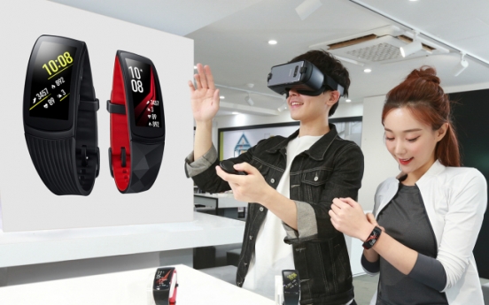 Samsung releases advanced fitness band, VR headset in Korea