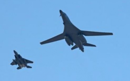 US B-1B bombers fly over Korea to participate in Seoul air show