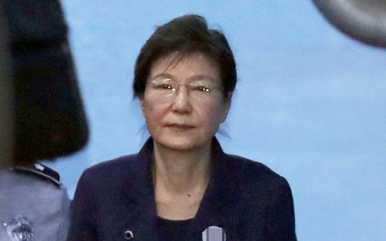 Court appoints 5 lawyers to Park Geun-hye defense