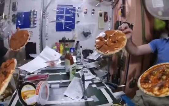 (영상) 우주에서 ‘피자 먹방’...둥둥 떠다니는 토핑