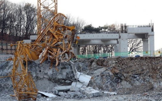 Tower crane collapse kills 3, injures 4 workers in Yongin