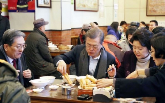Moon kicks off 2nd day in China with breakfast at streetside joint