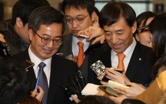 BOK chief, finance minister vow firm actions to achieve growth in 2018