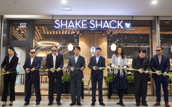 [Photo News] Shake Shack opens world’s largest airport branch in Incheon