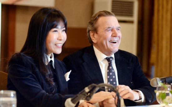 [Photo News] Former German Chancellor to marry Korean interpreter