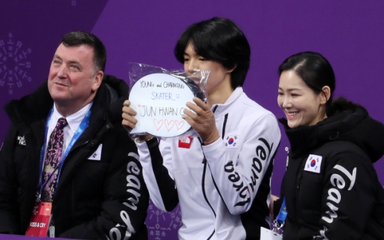 [PyeongChang 2018] Figure skating coach Brian Orser wears 3 outfits, sees 2 medals in one match