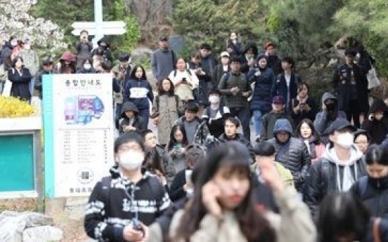 About 440,000 South Koreans prepare for civil service exams