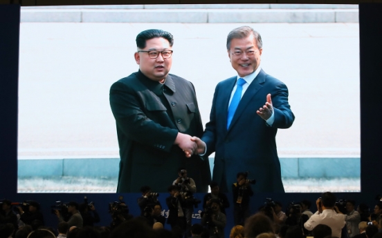 [Newsmaker] Two Koreas' leaders in historic handshake