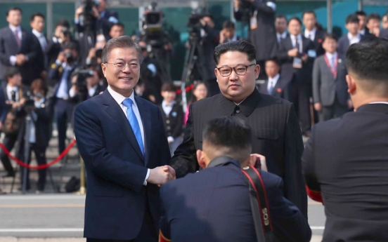 [Photo News] Moon, Kim shake hands in historic meeting at border