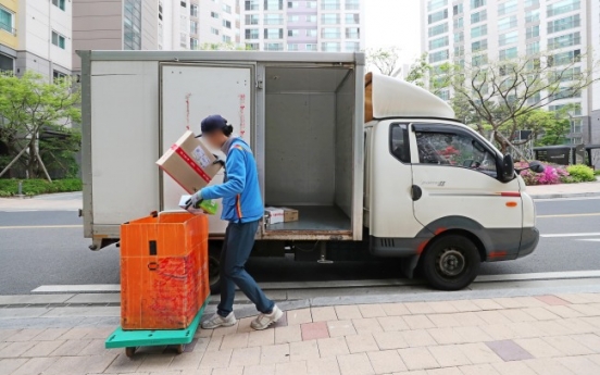 [Photo News] Package deliveries continue on Labor Day