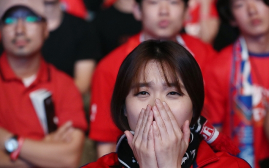 [Photo News] Korean soccer fans react to loss against Sweden