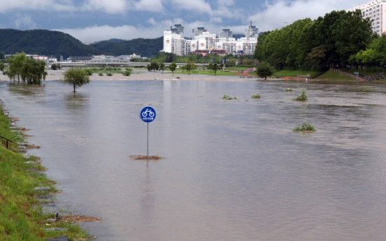 Heavy rain pounds Korea as Typhoon Prapiroon closes in