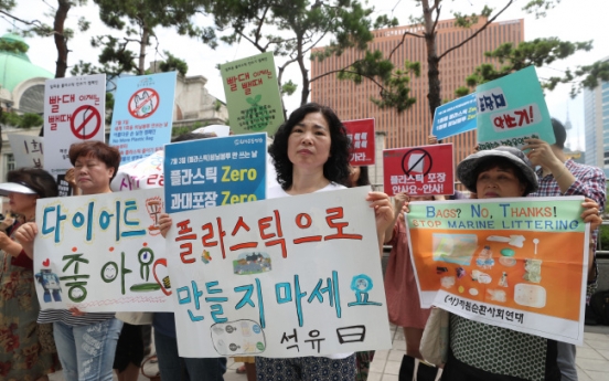 [Photo News] Environmental activists stage 'plastic attack' protest
