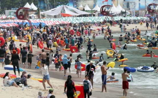 [Photo News] Vacationers invade Busan’s Haeundae Beach amid heat wave