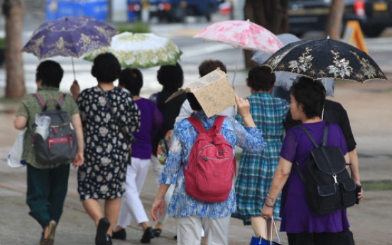 [Weather] Sweltering weather to continue amid sporadic rain