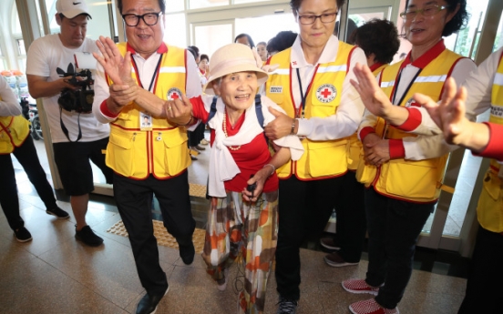 Elderly S. Koreans prepare for family reunions in NK