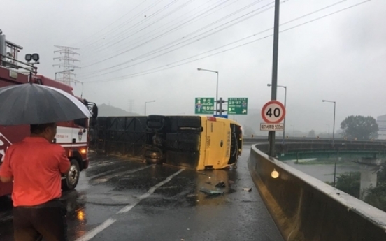 남해고속도로서 빗길 관광버스 넘어져…40명 경상