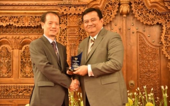 Indonesia gives out awards for enhancing bilateral ties