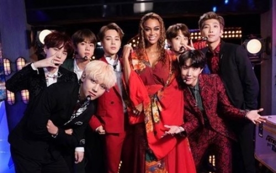Tyra Banks, BTS ‘smize’ for cameras backstage at ‘America’s Got Talent’