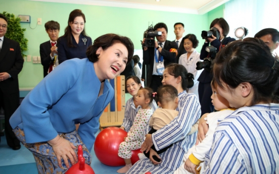 Two Koreas’ first ladies visit children’s hospital, music school