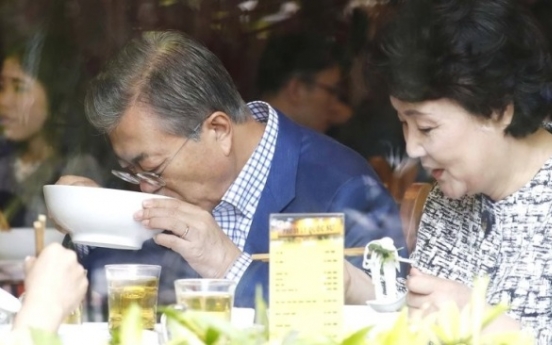 President Moon continues his ‘local restaurant diplomacy’ in Pyongyang