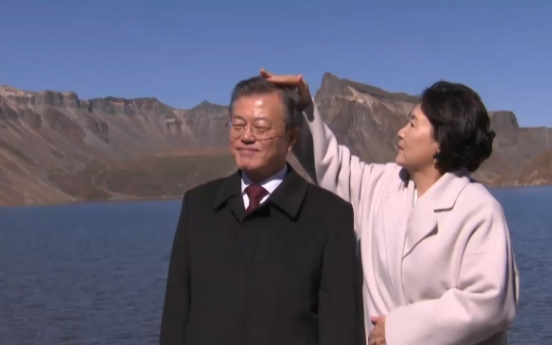 3 endearing moments of South Korean presidential couple on Paektusan