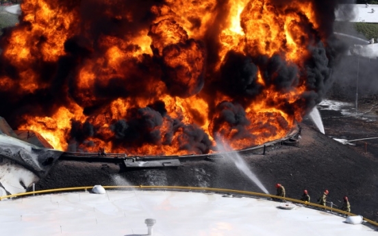 Huge oil tank blaze in Goyang releases toxic fumes