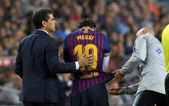 Messi to miss three weeks after fracturing right arm
