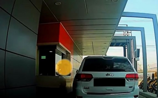 Dashcam footage of man throwing food at drive-thru employee goes viral
