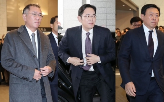 [Photo News] Conglomerate leaders take chartered bus to Blue House to meet with President Moon