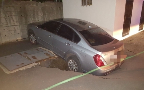 Car plummets into sinkhole in Busan