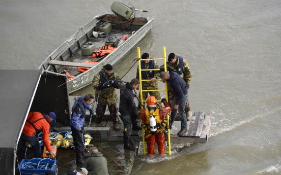 Divers to begin search inside sunken tourist ship in Budapest