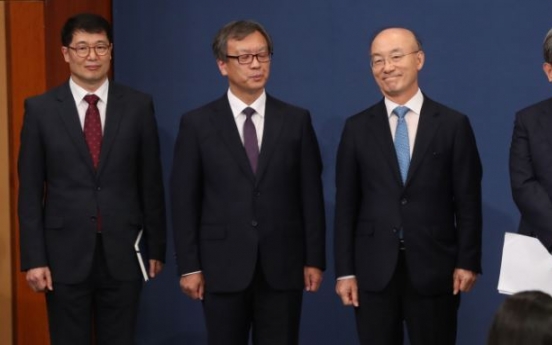 Moon reshuffles three top secretaries