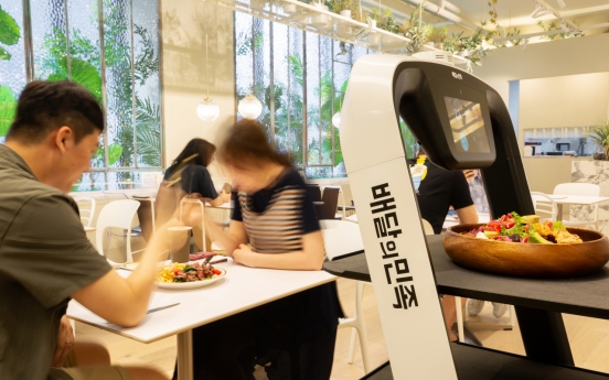 [Video] Mobile orders and unmanned serving: Robot restaurant lands in Seoul