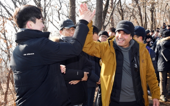 S-Oil CEO, employees participate in New Year’s hiking trip