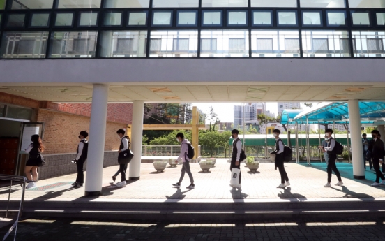 [Photo News] High school seniors first to return to school