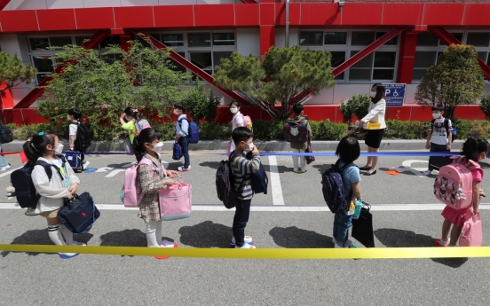 [Photo News] Students return to school amid virus outbreak