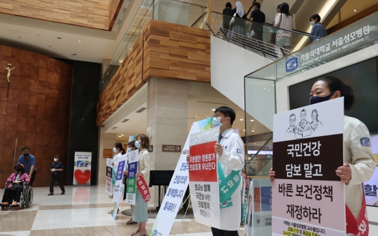 Trainee doctors to return to work, but students defiant