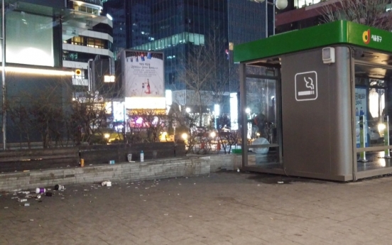 [Seoul Struggles 2] Lack of booths leaves Seoul smokers cornered