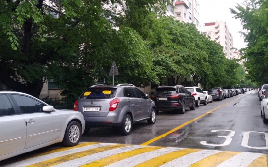 [Seoul Struggles 8] Illegally parked cars wreak havoc for drivers in Seoul