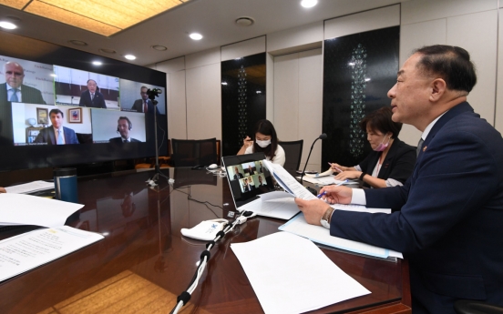Korea will strengthen debt management efforts, fiscal chief tells Fitch