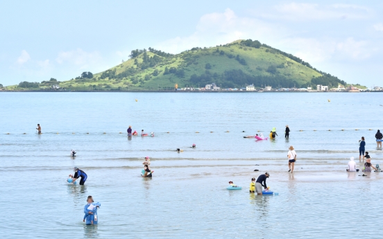 [Photo News] Jeju Island sees influx of travelers despite strong social distancing measures