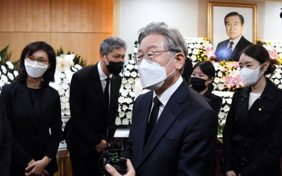 Moon pays respects to Roh, won’t attend funeral