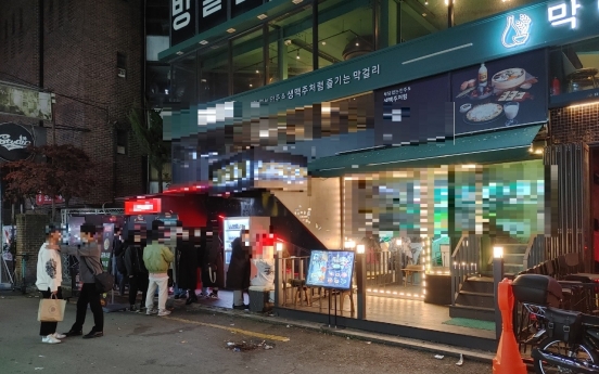 [From the Scene] ‘Living with COVID-19’ rules only followed halfway at Hongdae clubs