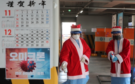 [Photo News] Medical workers dress up as Santa Claus at a COVID-19 testing center