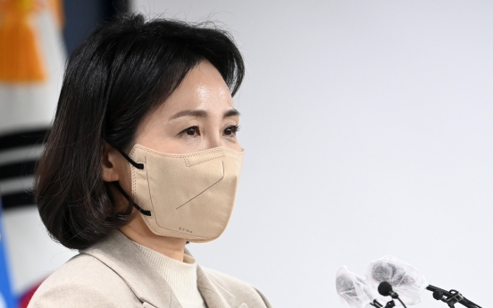 Attacks continue against Lee’s wife despite apology
