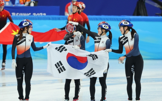 [BEIJING OLYMPICS] Teary over individual silver, short tracker Choi Min-jeong all smiles with relay silver