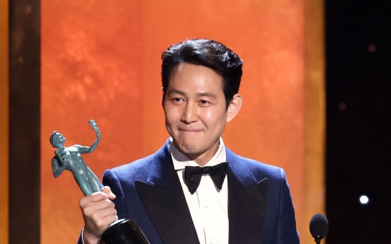[URGENT] Lee Jung-jae bags trophy at SAG Awards