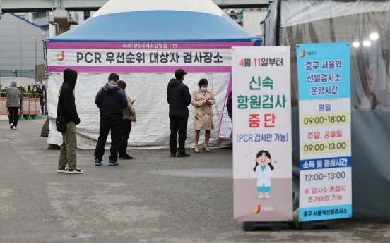 S. Korea's daily COVID-19 cases hover at 200,000 mark