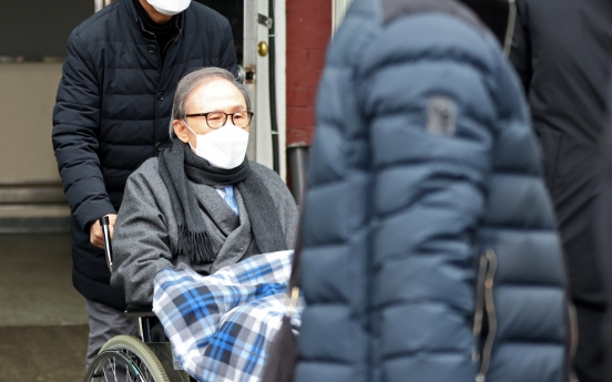 Ex-President Lee Myung-bak granted stay of sentence